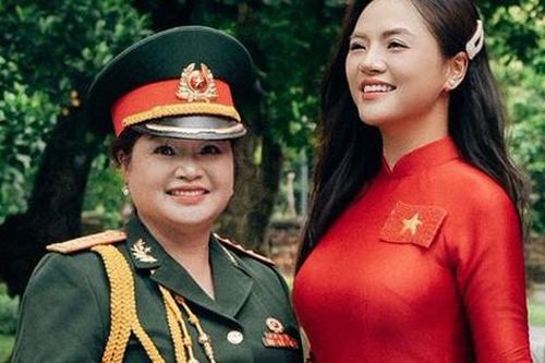 Mẹ ruột Thu Quỳnh bất ngờ lộ diện với vẻ ngoài không tuổi, từng là diễn viên đoàn kịch Tổng cục Chính trị