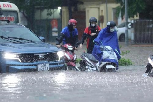 Nhiều tuyến phố Hà Nội vẫn chìm trong nước, cảnh báo ngập sâu ven sông do lũ đạt đỉnh