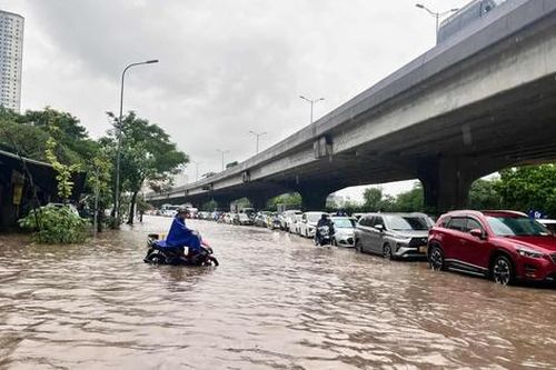 Mưa giảm nhưng nhiều tuyến phố ở Hà Nội vẫn có khả năng ngập úng trong sáng nay