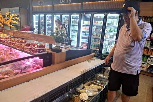 Rau xanh khan hiếm, nhiều sạp rau đóng cửa, siêu thị 'cháy hàng'