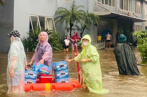 Mưa lớn sau bão, chung cư tại Hà Nội ngập nặng, điện nước tê liệt