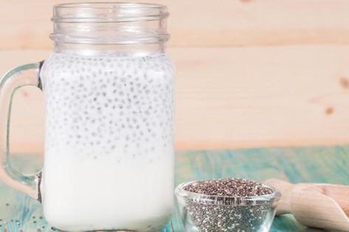 Sữa ấm hạt chia – Bí quyết tự nhiên cho giấc ngủ ngon