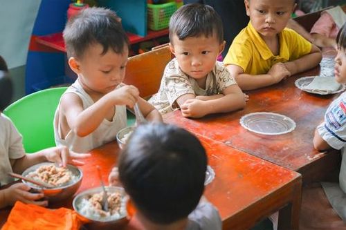 Tổ chức bữa ăn gia đình đủ dưỡng ở vùng núi theo mô hình tháp dinh dưỡng