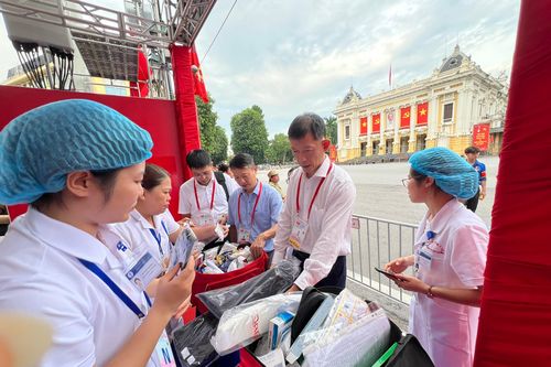 Hàng trăm chiến sĩ 'áo trắng' túc trực ngày đêm tại các điểm sơ duyệt diễu binh, diễu hành