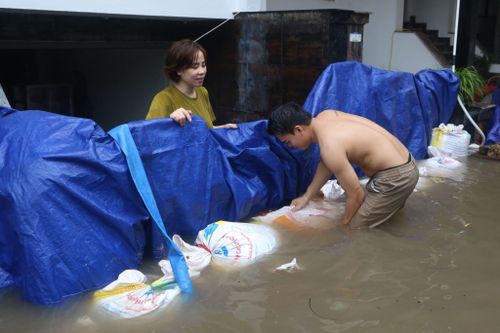 Hà Nội: Các hồ chứa vượt ngưỡng tràn, kịp thời khắc phục các sự cố tràn đê trong đêm