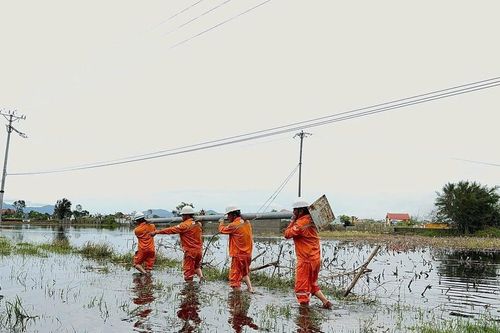 Bão số 5: Điện lực Đà Nẵng chi viện Hà Tĩnh khắc phục thiệt hại lưới điện
