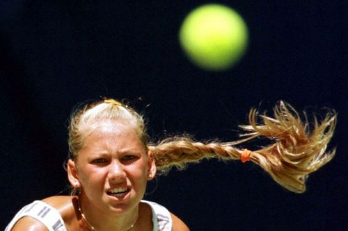 Anna Kournikova mang thai lần thứ tư