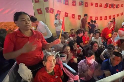 Video con dâu đưa mẹ chồng hơn 95 tuổi đi xem diễu binh