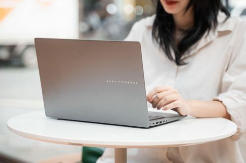 Mẫu laptop 'chuẩn bài' cho Gen Z, Gen Alpha: Mỏng nhẹ, pin lâu, có AI
