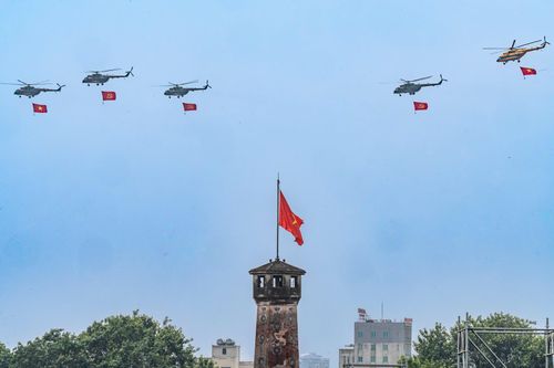 Tiêm kích, trực thăng chao liệng trên bầu trời Hà Nội