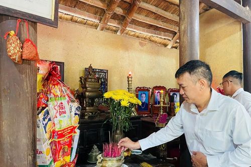 Dâng hương tưởng niệm Nguyên Quyền Chủ tịch nước Huỳnh Thúc Kháng