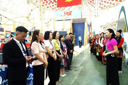 Sắc màu Điện Biên tại Triển lãm Thành tựu đất nước hút du khách