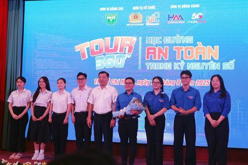 Khởi động 'Tour 360: Học đường an toàn trong kỳ nguyên số'