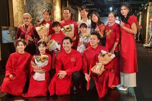 Đông đảo khán giả giao lưu với đoàn làm phim 'Lật mặt'
