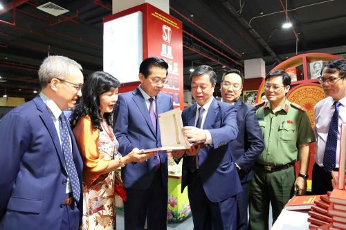 Ra mắt sách 'Lúc dân cần, lúc dân khó, có Công an' và 'Đảng Cộng sản Việt Nam qua các kỳ đại hội - Những quyết sách lịch sử'
