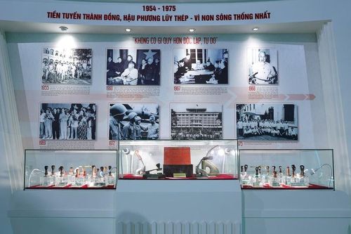 Khách tham quan ấn tượng hơn 90 con dấu của Chính phủ tại gian trưng bày Triển lãm