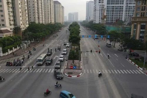 Hà Nội phân luồng từ xa trên tuyến Võ Chí Công, bảo đảm an toàn giao thông sau bão số 5