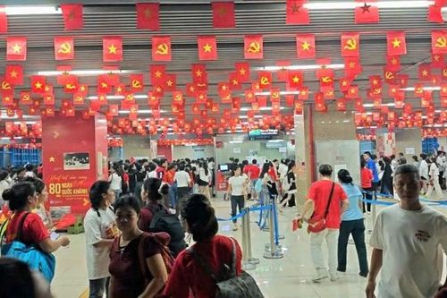 Tàu điện, xe buýt phát huy hiệu quả, nhanh chóng giải tỏa hành khách Lễ diễu binh, diễu hành