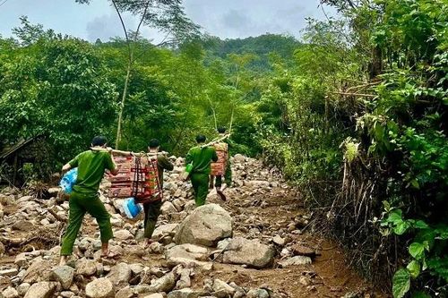Thanh Hóa: Công an xã Tam Thanh kịp thời tiếp tế lương thực cho người dân bản Pa