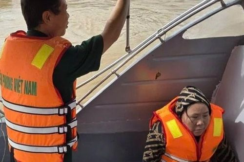 Thanh Hóa kịp thời cứu ba ngư dân bị lật phương tiện