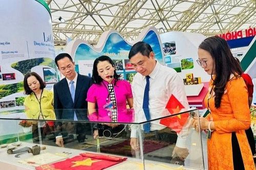 Nhân dân hào hứng trải nghiệm tại Khu trưng bày thành tựu, văn hóa của tỉnh Điện Biên tại triển lãm quốc gia