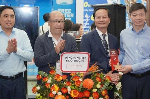 Thứ trưởng Nguyễn Quốc Trị tham quan không gian trưng bày 'Hành trình gỗ Việt-tự cường, bền vững'