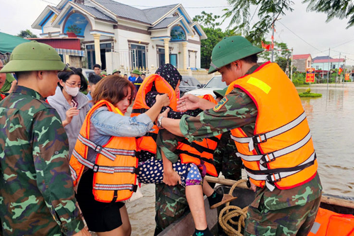 Khẩn cấp hộ đê, khôi phục hệ thống điện và viễn thông sau bão