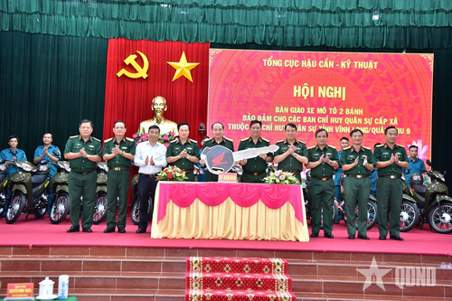 Tổng cục Hậu cần - Kỹ thuật: Bàn giao xe mô tô 2 bánh tại tỉnh Vĩnh Long