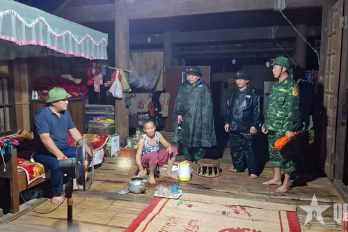 Xuyên đêm di dời dân tránh sạt lở tại xã Châu Khê