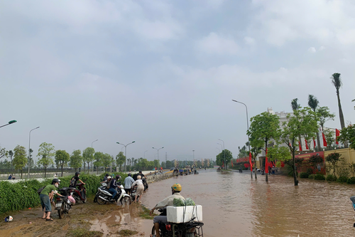 Nhiều tuyến đường tại Hà Nội vẫn ngập sâu