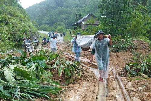 Thanh Hóa: Dùng võng gánh người dân vượt 30km đi cấp cứu
