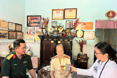 Khám bệnh, tặng quà đối tượng chính sách