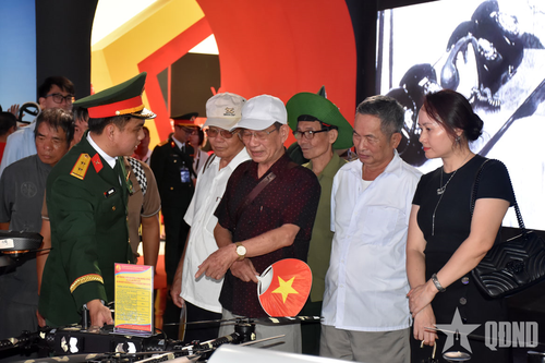 Người dân ấn tượng với khu trưng bày của Bộ Quốc phòng tại Triển lãm '80 năm Hành trình Độc lập - Tự do - Hạnh phúc'