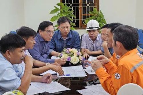 Lãnh đạo Tổng Cty điện lực miền Trung kiểm tra, chỉ đạo các đội xung kích tham gia khôi phục lưới điện bị sự cố do bão số 5