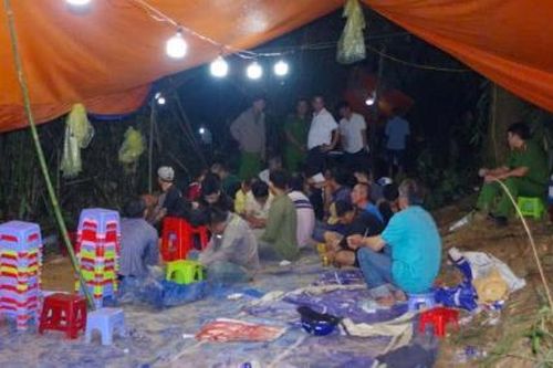 Bắt được đối tượng cầm đầu sòng bạc 'khủng' trong rừng tre