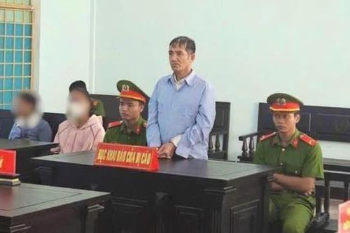 'Yêu râu xanh' xộ khám