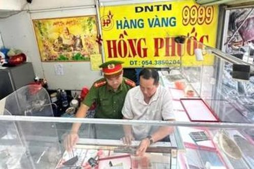 Bị cướp ngay bờ ruộng