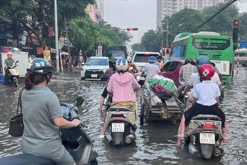 Miền Bắc hửng nắng, miền Nam mưa nhiều
