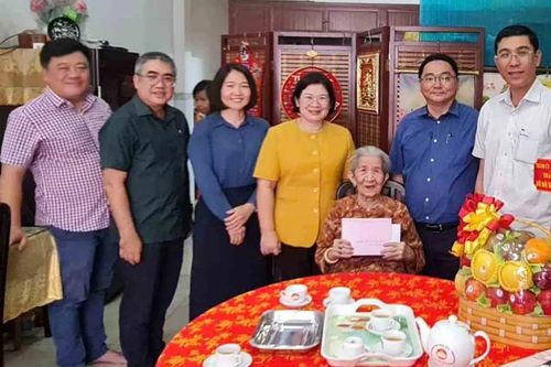 Lãnh đạo TPHCM thăm Mẹ Việt Nam Anh hùng và cán bộ tiền khởi nghĩa
