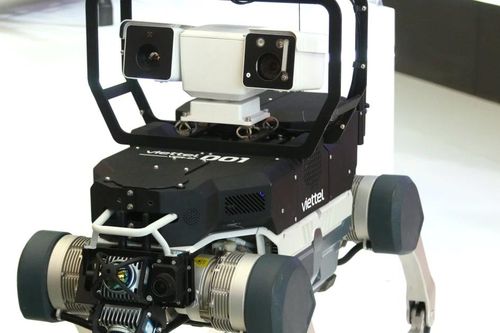 Robot chó tuần tra Viettel tạo ấn tượng triển lãm 80 năm thành tựu đất nước