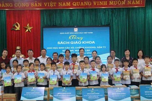 Nhà xuất bản Giáo dục Việt Nam tặng gần 19.000 SGK cho học sinh vùng lũ Sơn La