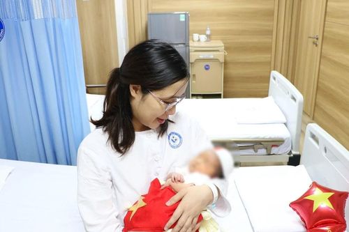 Bé gái chào đời từ phôi thai 11 năm