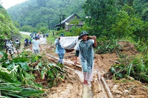 Cứu sống vợ chồng trẻ do sập nhà trong lúc mưa to