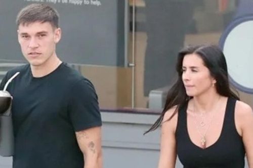 Sao Man Utd Manuel Ugarte tình tứ bên bạn gái cũ của Mbappe