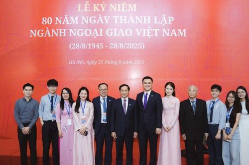 Cái gốc của nhà ngoại giao thế hệ mới