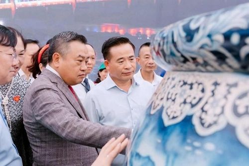 Chủ tịch UBND Thành phố Trần Sỹ Thanh tham quan Không gian truyền thống và sáng tạo Hà Nội 2025