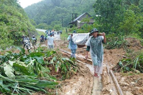 Dùng võng gánh người dân vượt 30km đi cấp cứu
