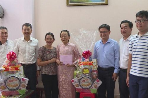 Lãnh đạo TP.HCM thăm và tặng quà cán bộ lão thành Cách mạng