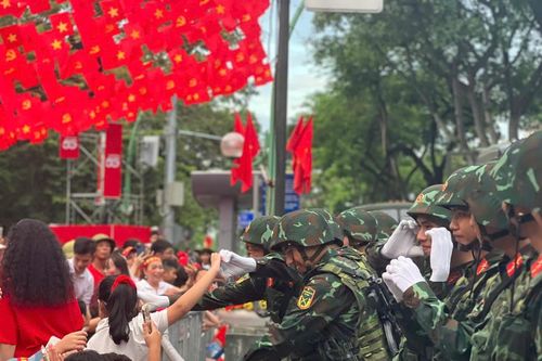 Bộ đội Tăng Thiết giáp và người dân chung niềm vui tại Sơ duyệt diễu binh A80