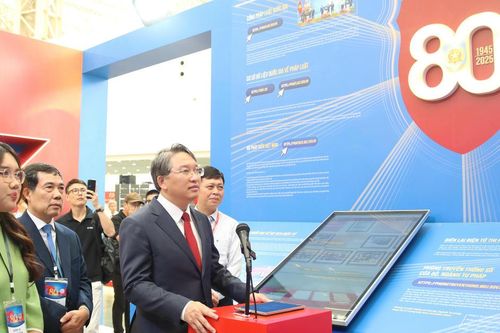 Bộ trưởng Nguyễn Hải Ninh tham quan không gian triển lãm của Bộ Tư pháp